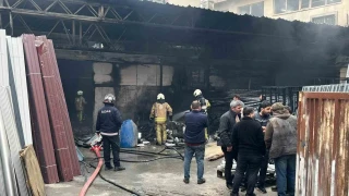 Sultanbeyli'de plastik imalathanesinde korkutan yangın