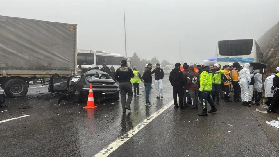 TAG Otoyolu'nda zincirleme kaza: 2 �l�, 11 yaral�