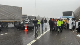 TAG Otoyolu'nda zincirleme kaza: 2 �l�, 11 yaral�