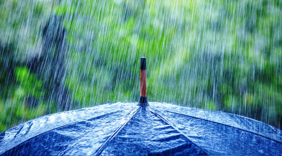 Taksim'de ya�mur etkili oldu