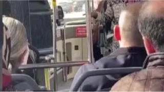 Tanımadığı kadına otobüste evlilik teklifi etti