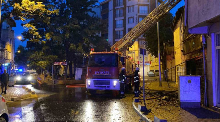 Tarihi bina alev alev yandı