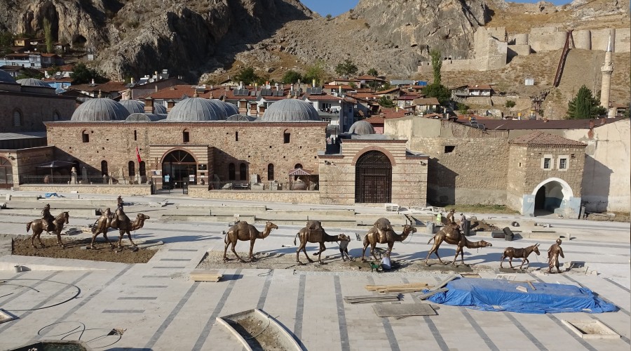 Tarihi �ar��da deve kervan�