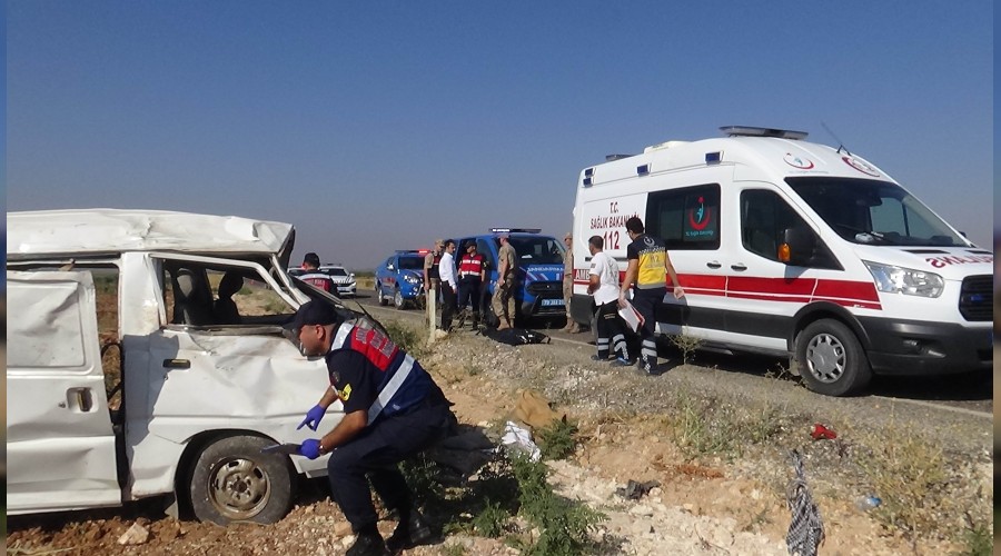 Tar�m i��ileri kaza yapt�: 2 �l�, 20 yaral� 