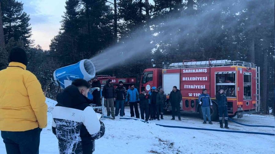 Tatil öncesi Sarıkamış'ta pistlere suni karlama yapılıyor