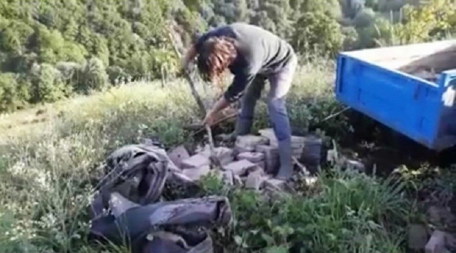 Tatlı dil yılanı deliğinden çıkartır mı?
