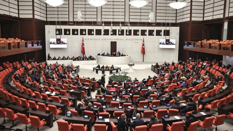  TBMM Genel Kurulu'nda g�r���len 9 maddelik fon teklifi kabul edilerek yasala�t�. D�zenlemeyle belirlenen �artlar� ta��yan yat�r�mc�lara 1 milyon TL'ye kadar ara �deme yap�labilmesinin �n� a��ld�