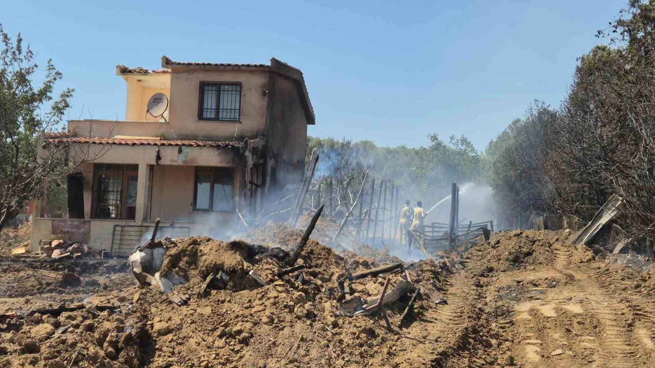 Tekirdağ'da çıkan yangın 2 eve sıçradı