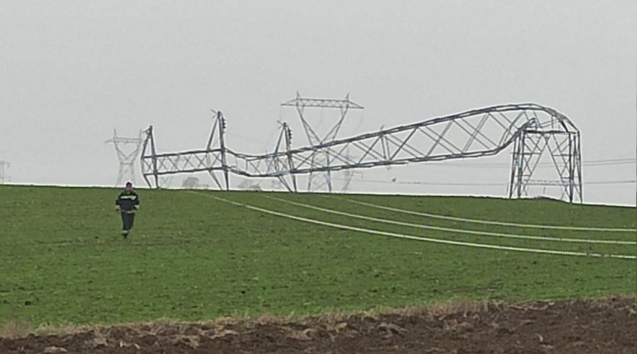 Tekirdağ'da fırtına elektrik direklerini devirdi