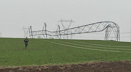 Tekirdağ'da fırtına elektrik direklerini devirdi