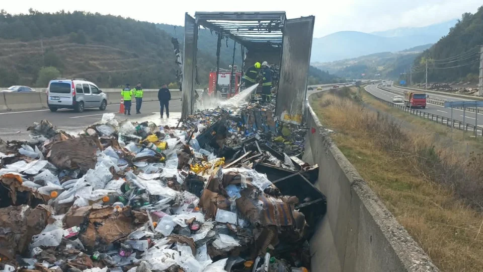 TEM Otoyolu'nda seyir halindeki tırın dorsesi alev alev yandı