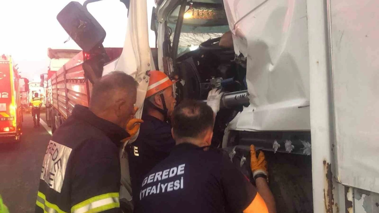 TEM'de kamyon tıra arkadan çarptı