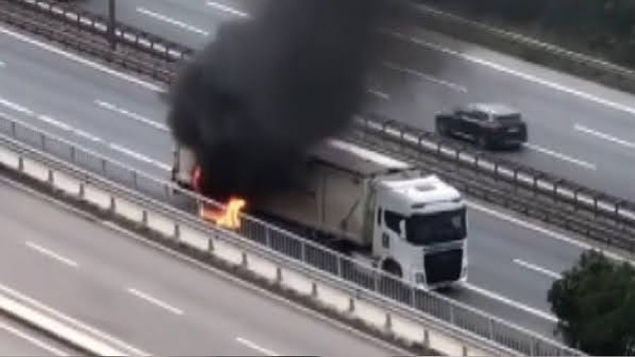 TEM'de tırın dorsesi alevlere teslim oldu