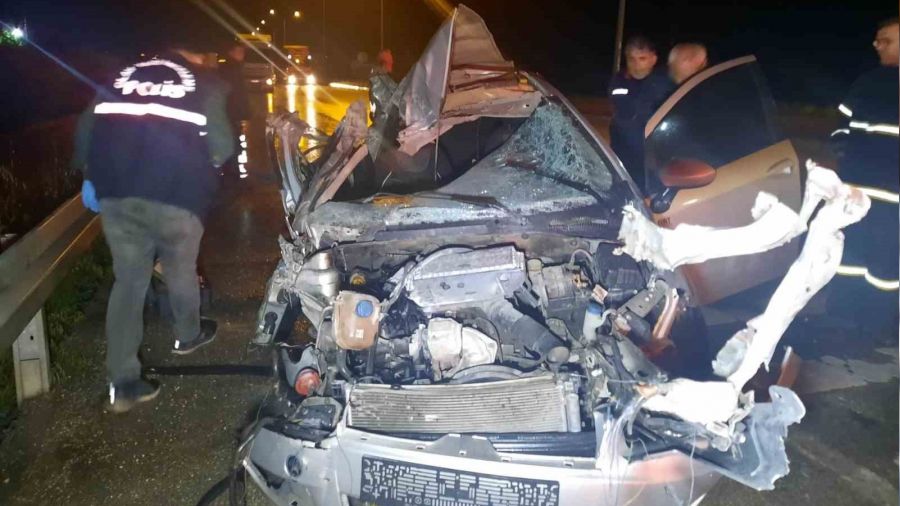Tıra çarpan şoför yaralı arkadaşlarını bırakıp kaçtı