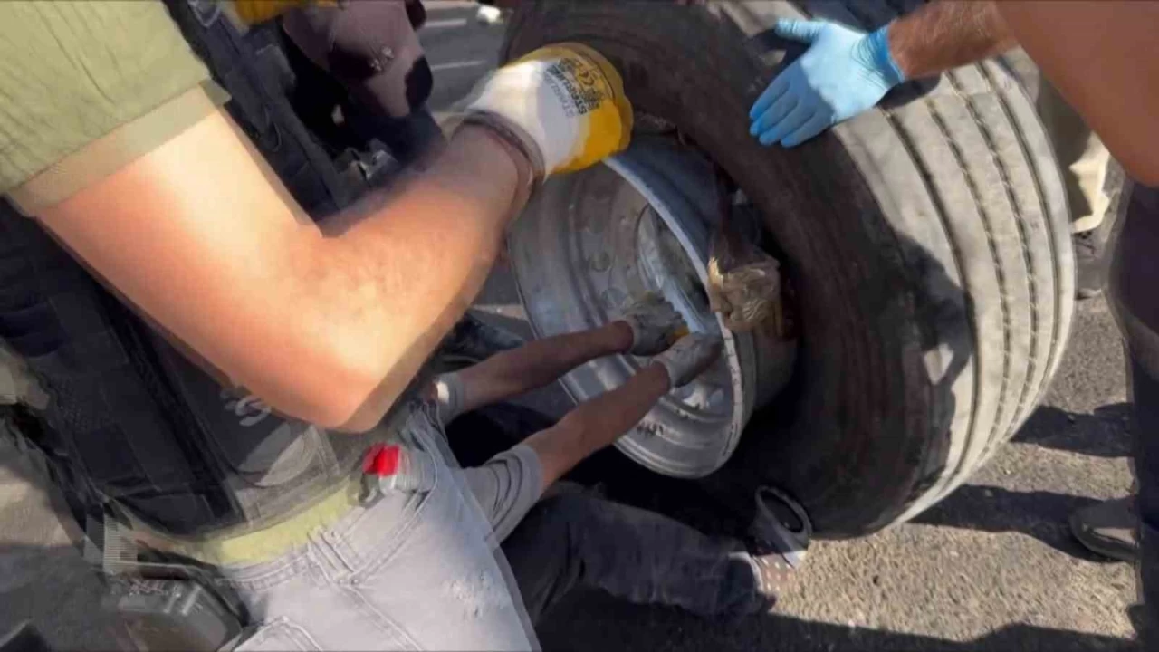 Tırın lastiğinde 53 kilogram esrar çıktı
