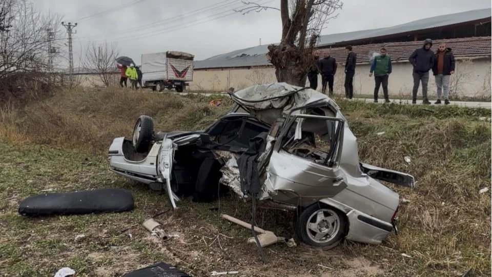 Tokat'ta feci kaza: Otomobil ikiye ayr�ld�