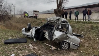 Tokat'ta feci kaza: Otomobil ikiye ayr�ld�