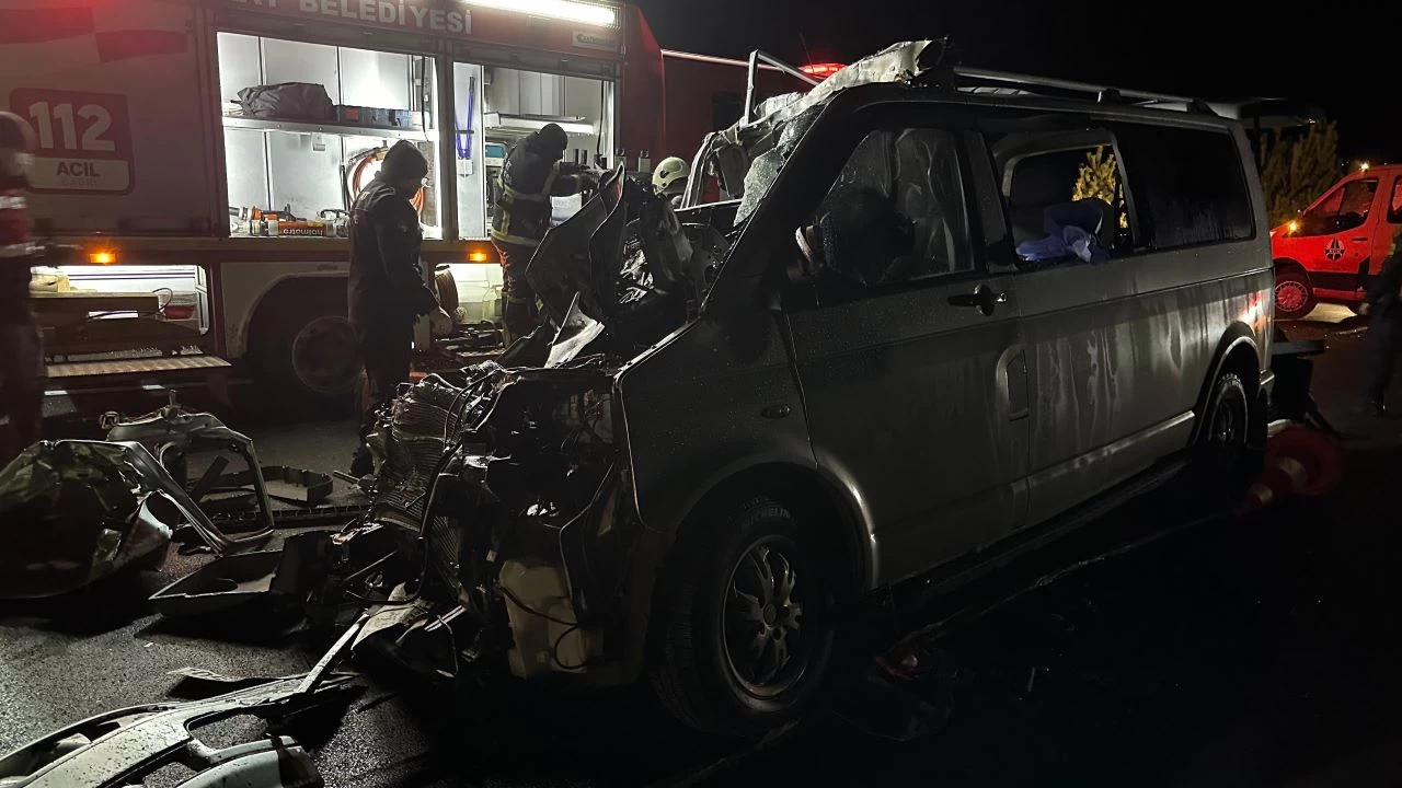Tokat'ta kamyona arkadan çarpan minibüsteki 5 kişi öldü