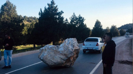 Tonlarca ağırlığındaki kaya yola yuvarlandı