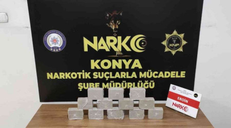 Toprağa gömdükleri uyuşturucuyu çıkartırken suçüstü yakalandılar