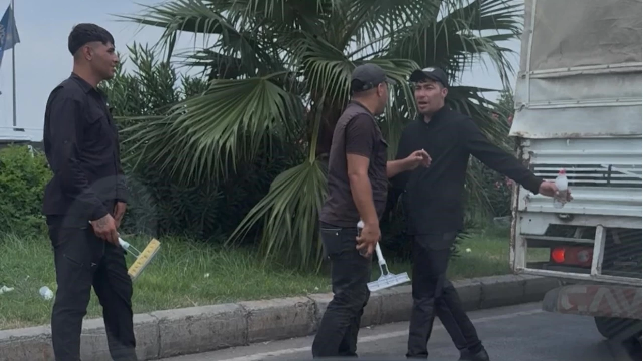 Trafikte cam silen gençler artık zorla kapıları açıp para istiyor