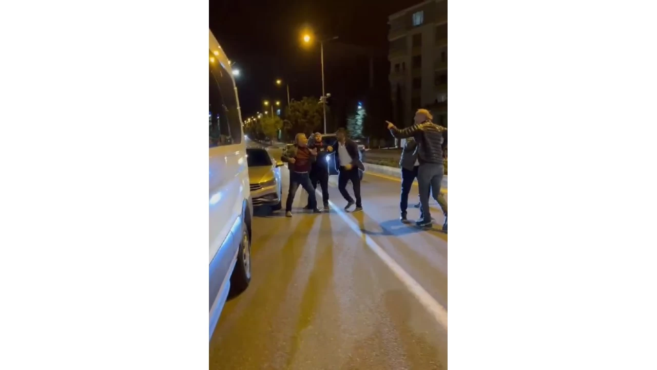 Trafikte 'yol vermedin' kavgas�