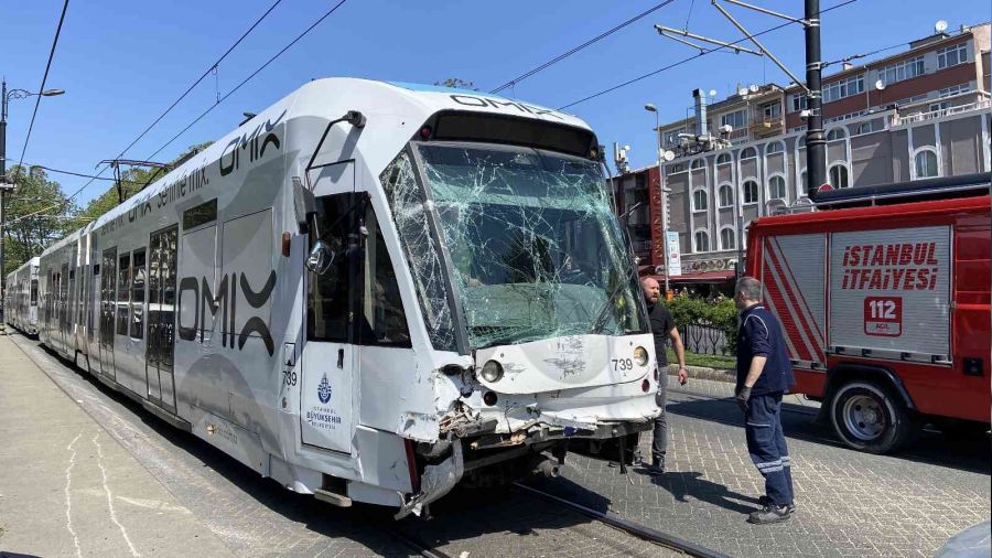 Tramvay ile İETT otobüsü çarpıştı