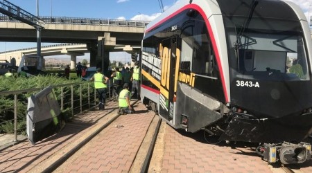 Tramvay raydan çıktı