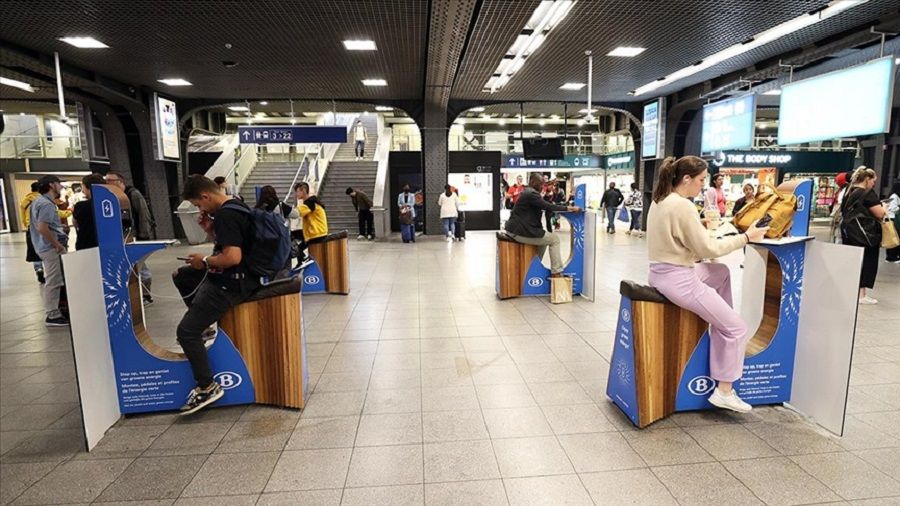 Tren yolcuları pedal çevirerek telefonlarını şarj ediyor
