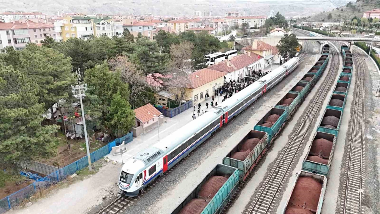 Turistik Tuz Ekspresi yolcular� �ank�r�'da doyas�ya e�lendi