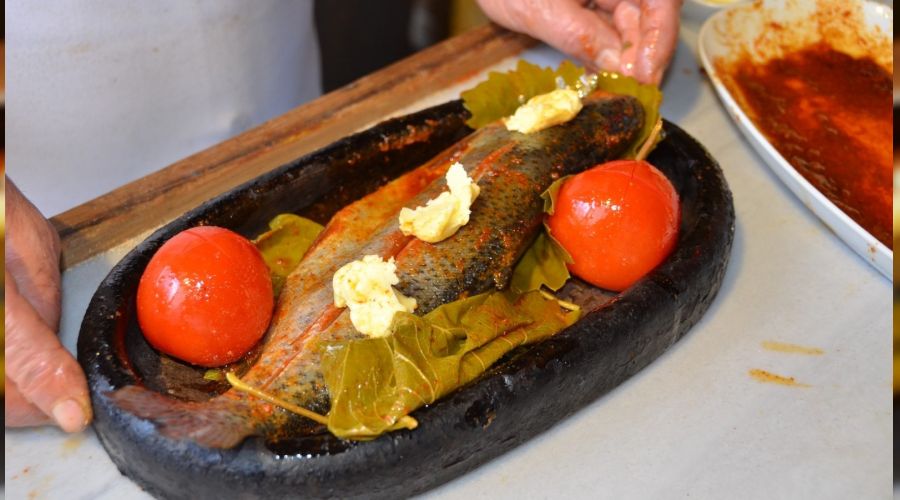 Turistlerin g�zdesi as�rl�k asma yapra��nda alabal�k