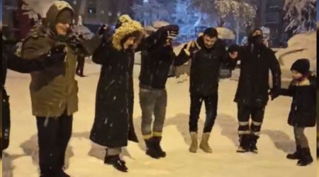 Ümraniye'de kar üstünde horon keyfi