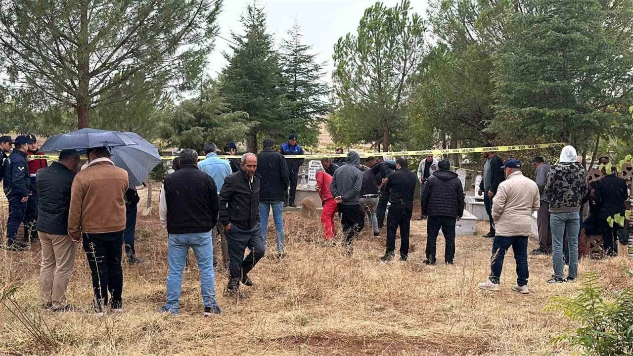 Uşak'ta iki cenaze karışınca mezar açıldı