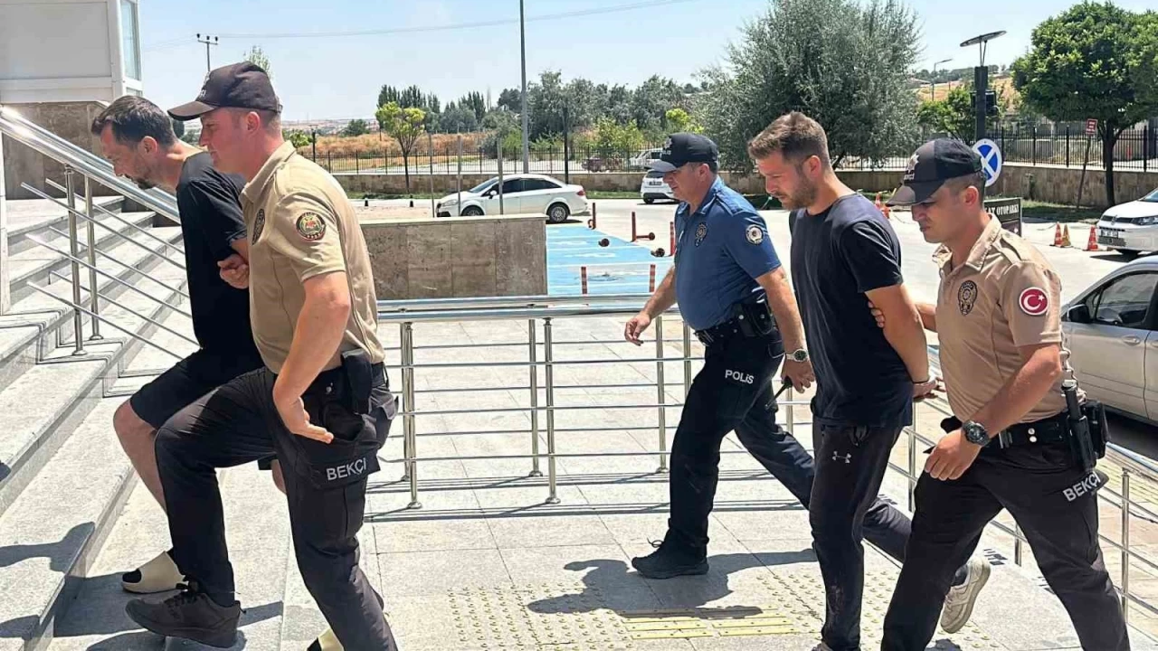 U�ak'ta toprak kaymas�nda 2 ki�i �lm��t�, 2 ki�i tutukland�