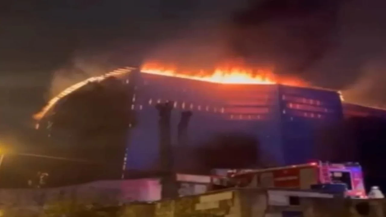 skdar'da restorasyon yaplan ahap kkte yangn