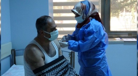 Van'da iftar sonrasında da aşı yapılıyor