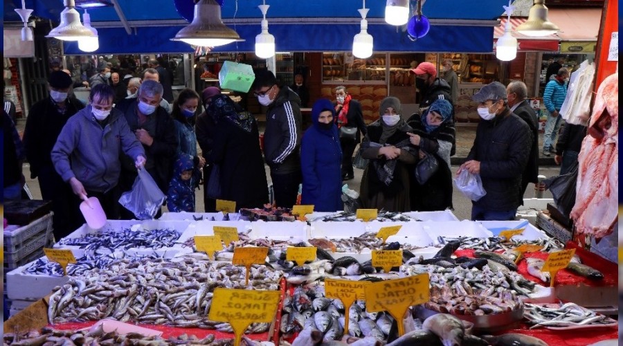 Vatandaş hamsi için kuyruğa girdi