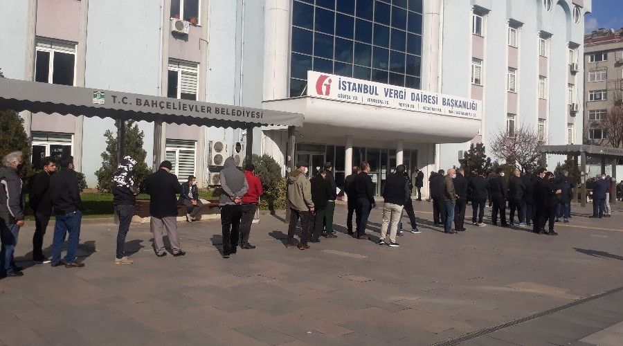 Vergi borcu yapılandırmasının son saatlerinde uzun kuyruklar oluştu