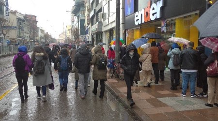 Yağan yağmur ve bulaş riski bile Eskişehirlileri alışverişten alıkoyamadı