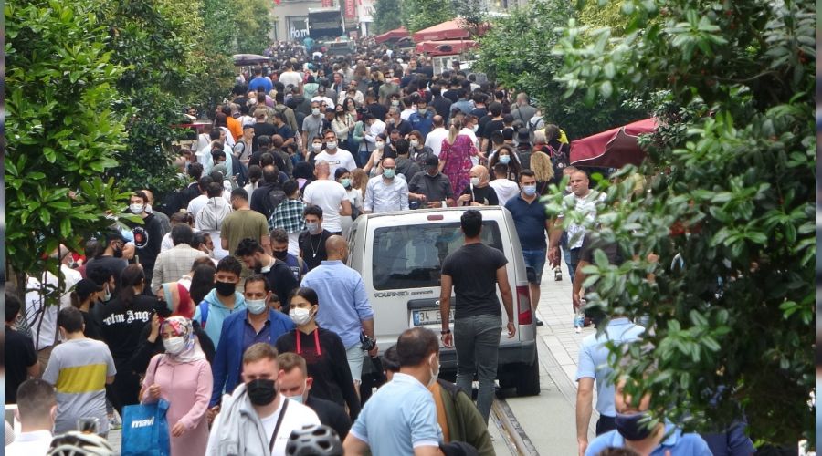 Yağış sonrası İstiklal Caddesi'nde yoğunluk