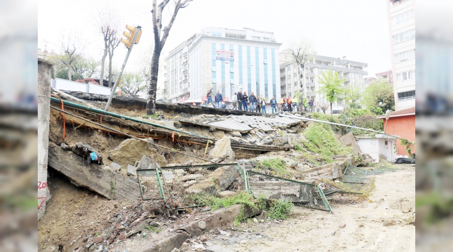 Yağmura istinat duvarları dayanamadı