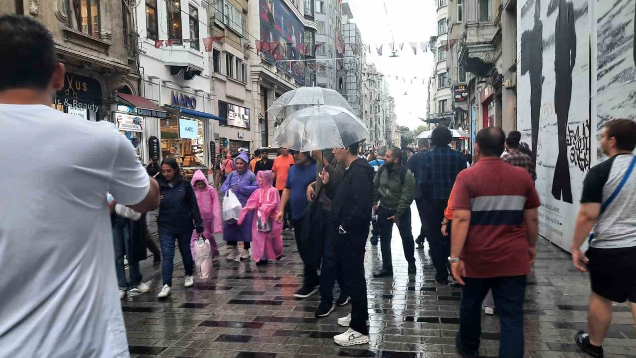 Ya�mura Taksim Meydan�'nda yakalanan vatanda�lar zor anlar ya�ad�