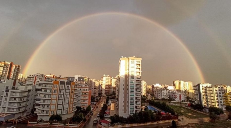 Ya�murdan sonra olu�an g�kku�a�� hayran b�rakt�