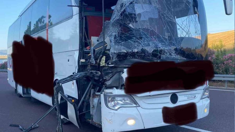 Yalova'da otobüs ile tır çarpıştı: 1 ölü, 4 yaralı