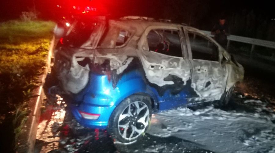 Yanan otomobilden son anda canını kurtardı