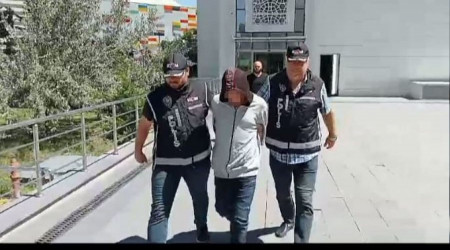 Yarısı sahte banknotları ATM'de gerçeğiyle değiştirdi