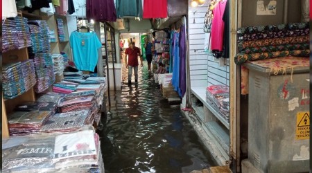 Yaz yağmuru Kemeraltı Çarşısı'nı göle çevirdi