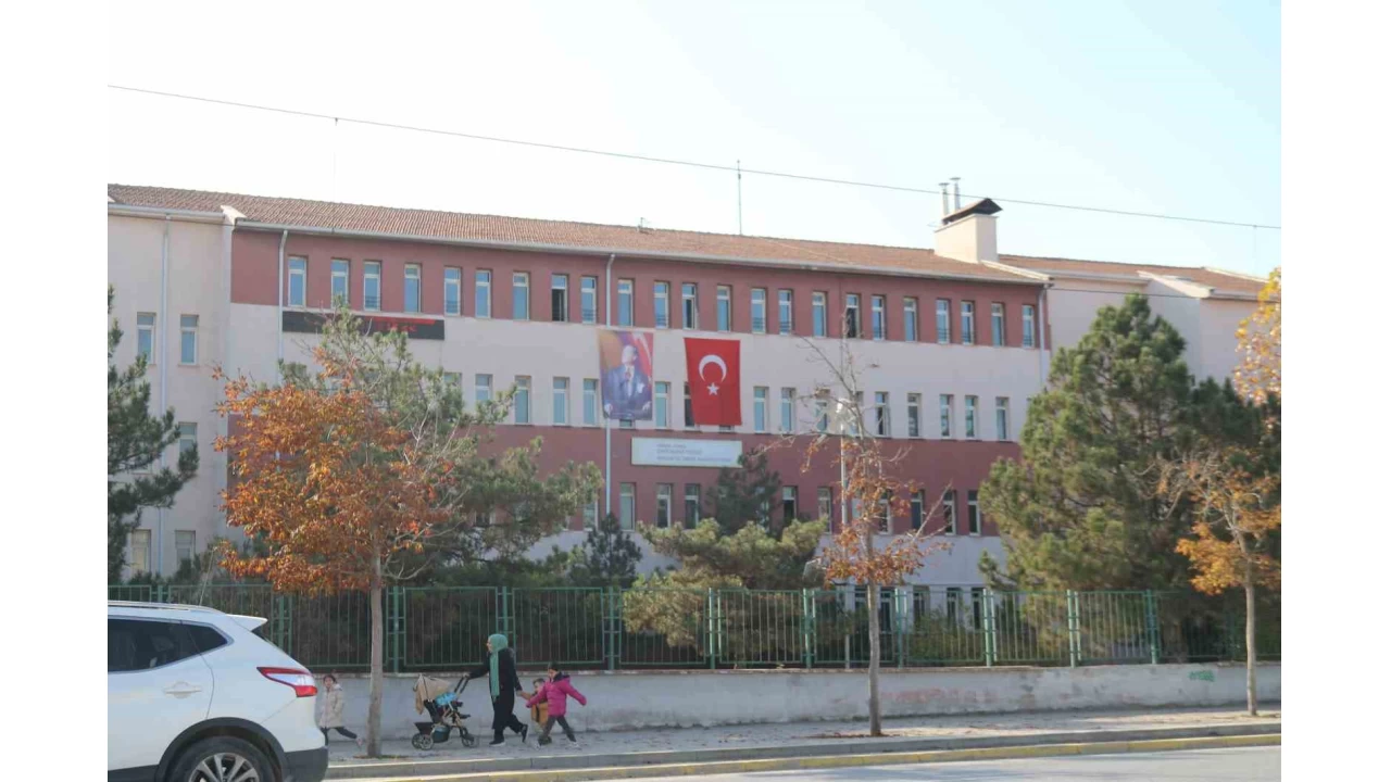 Yedii gdadan zehirlenen lise rencisi hastaneye kaldrld