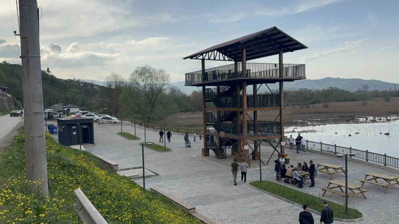 Yenilenen Efteni G�l� ziyaret�ilerin ilgi oda�� oldu