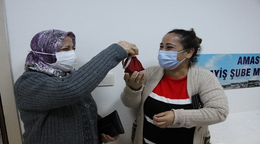 Yerde bir kese alt�n buldu